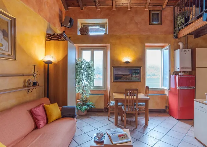 Gueshost - Bright In With View! Apartment Nesso